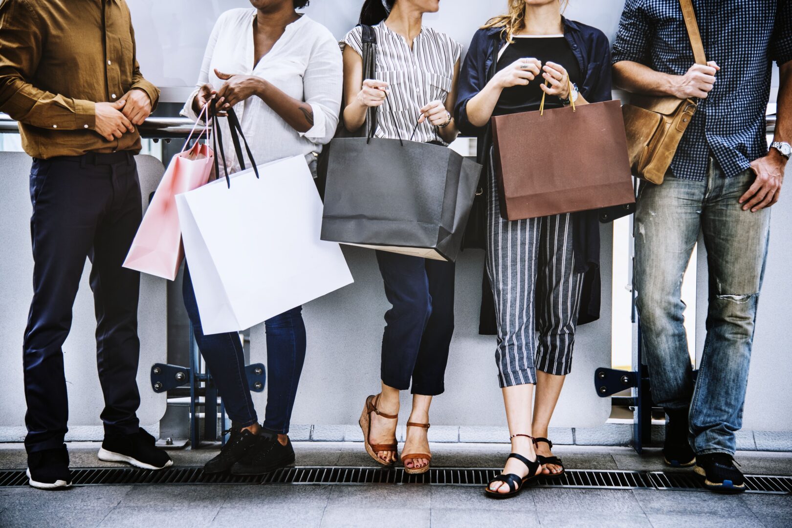 Clientes de uma loja aproveitam a Black friday com cuidado para não cair em fraudes