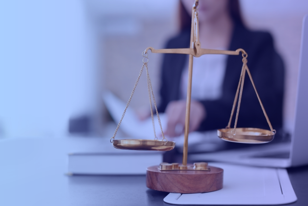 Balança da justiça com advogada aos fundos