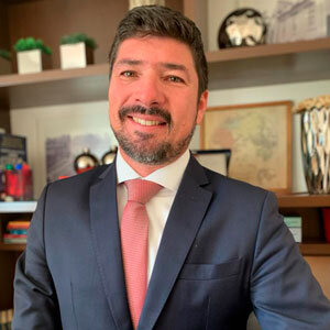 Dr. Leonardo Cedaro