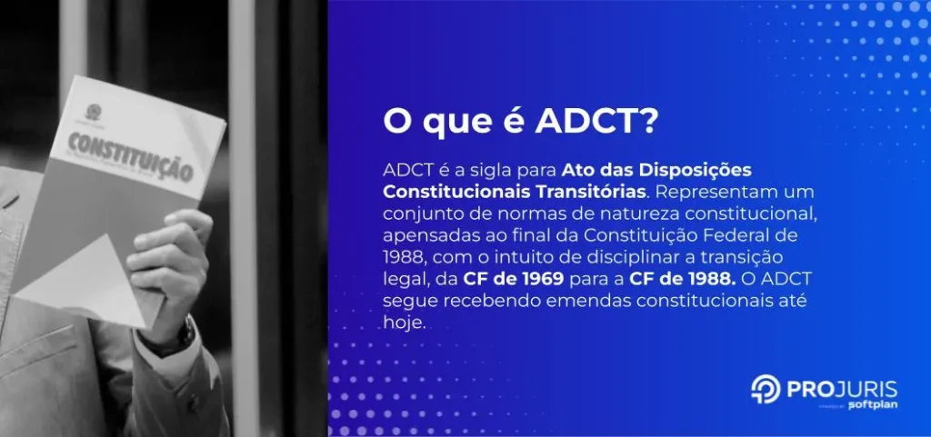 Fundo azul com texto em branco onde se lê o que é adct ou ato das disposições constitucionais transitórias. Ao lado, a mão de uma pessoa segura um exemplar da Constituição Federal.