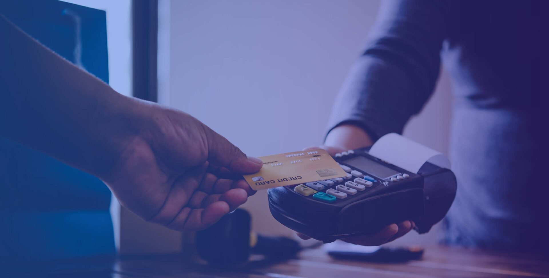 Consumidor pagando contas com um cartão de crédito, podendo usar a Lei do Superendividamento