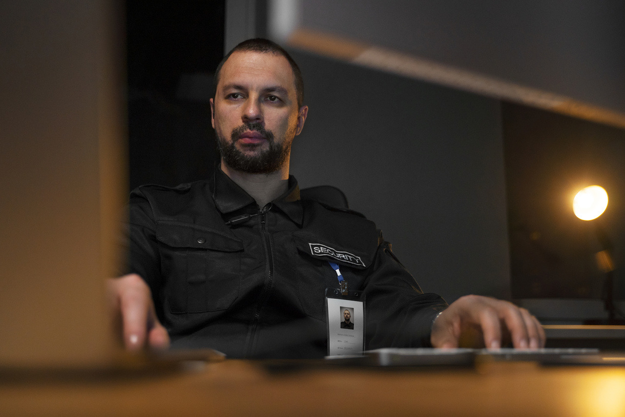 Na foto um policial está olhando um computador onde está cometendo ato que desrespeita o remédio constitucional do mandado de segurança criminal