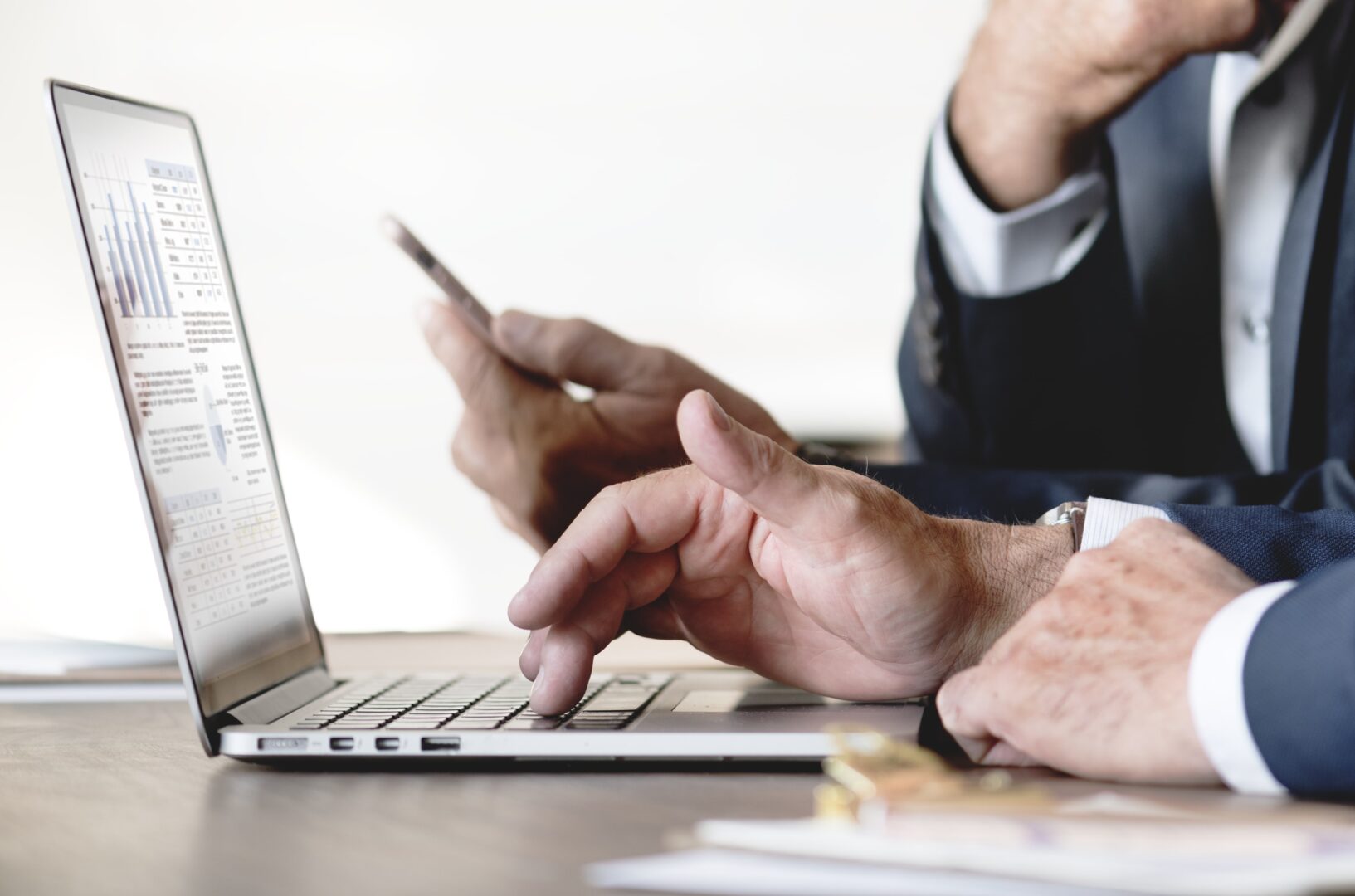 Homem usando software para gestão do ciclo de vida dos contratos