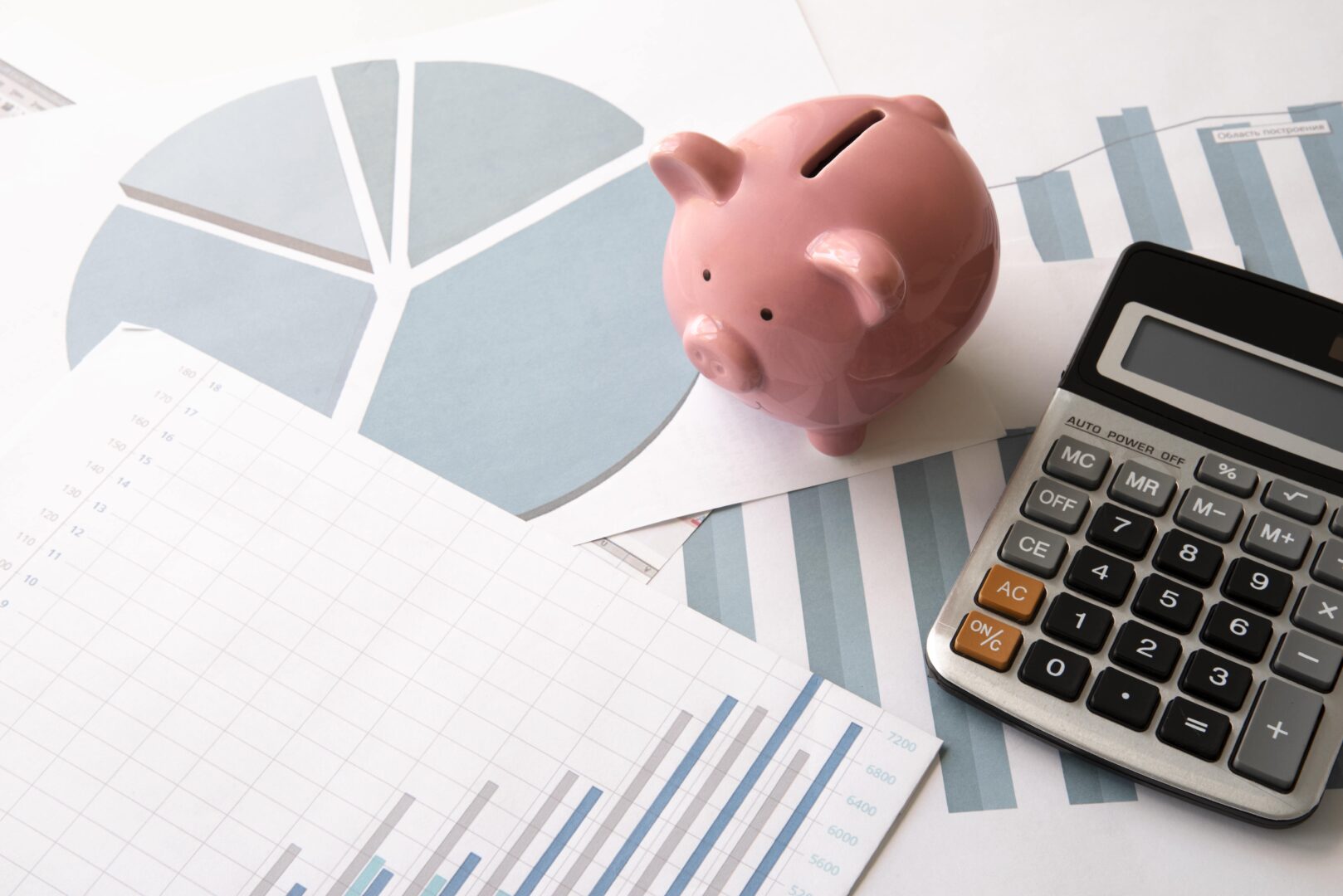 calculadora e guias de impostos representando o planejamento tributario