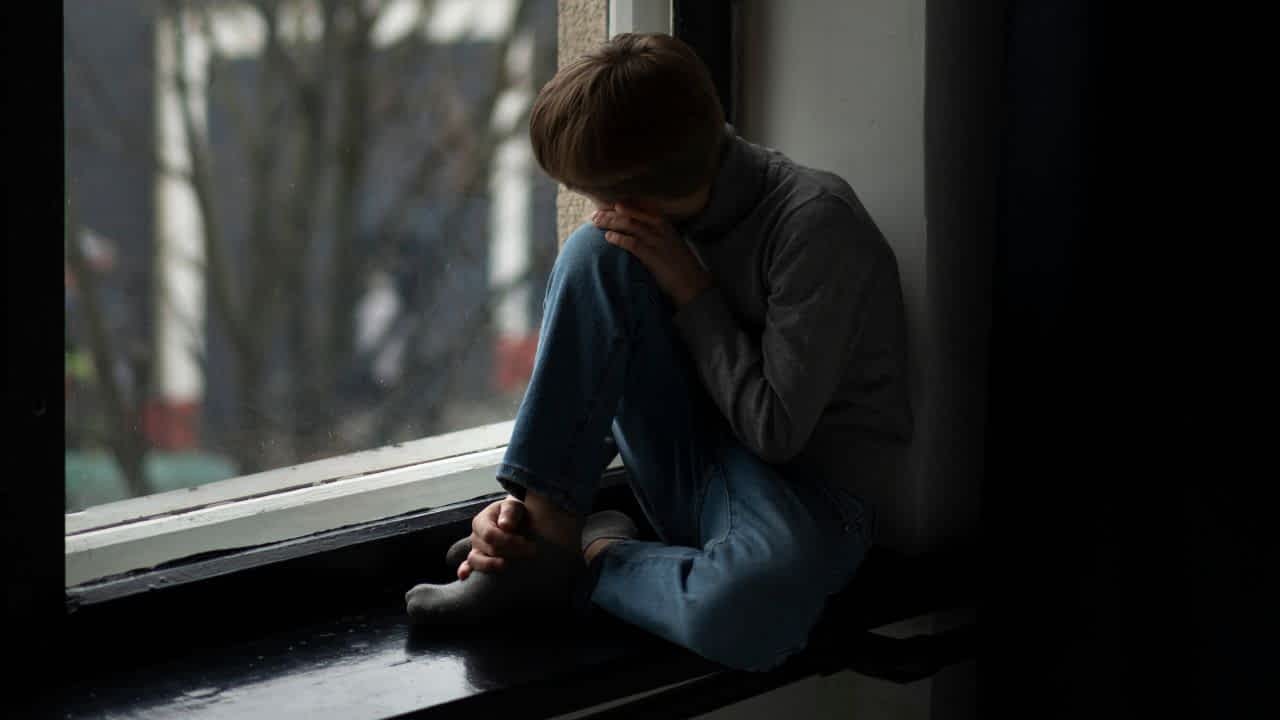 Você tinha família, mas se sentia sozinha? 9 sinais de abandono emocional que passam despercebidos pensarcontemporaneo.com - Você tinha família, mas se sentia sozinha? 9 sinais de abandono emocional que passam despercebidos